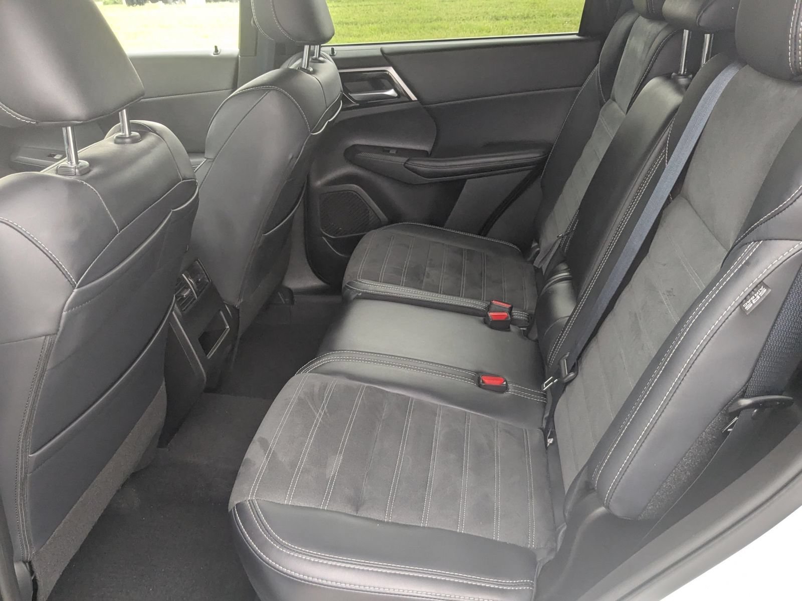 Used 2024 Mitsubishi Outlander SE Black Edition FWD image 31