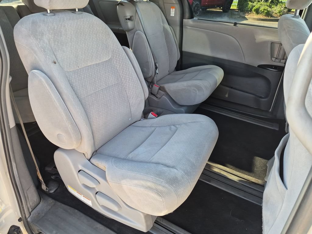 Used 2018 Toyota Sienna LE w/ Carpet Mat Package FWD image 29