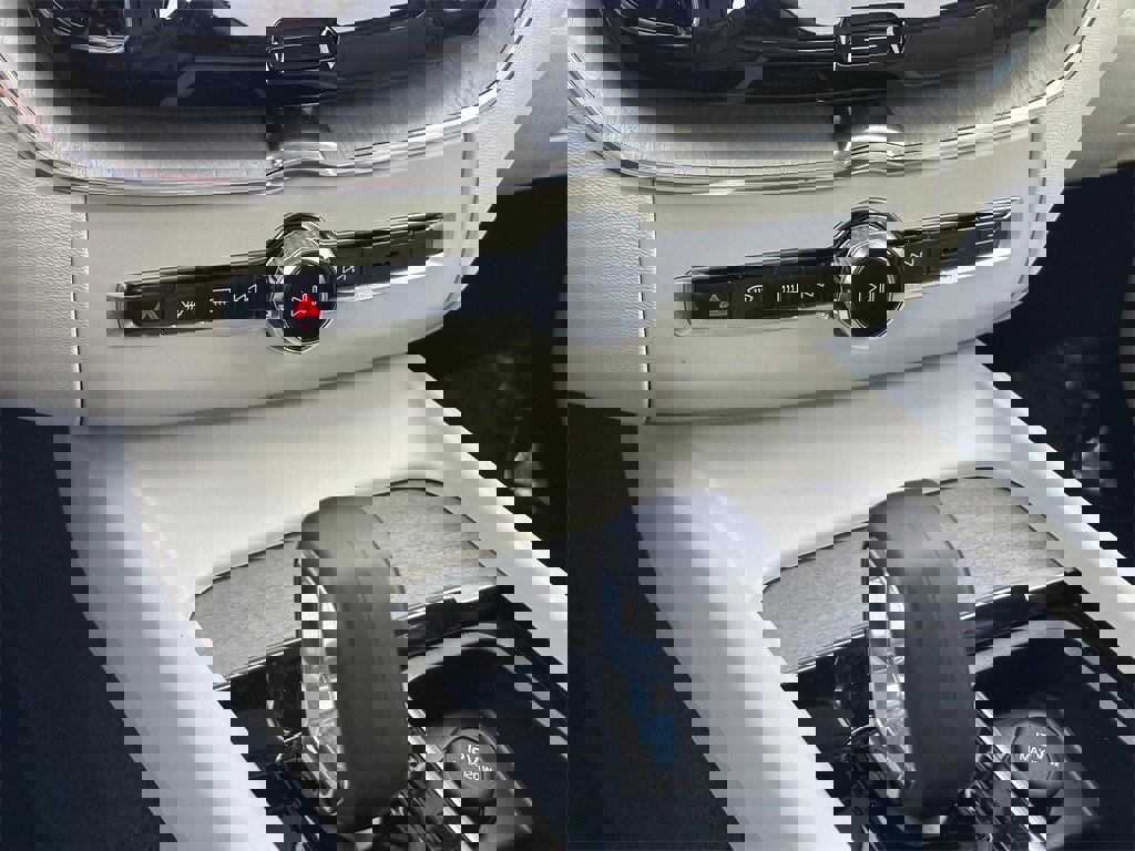 Used 2023 Volvo XC60 T8 Plus image 17