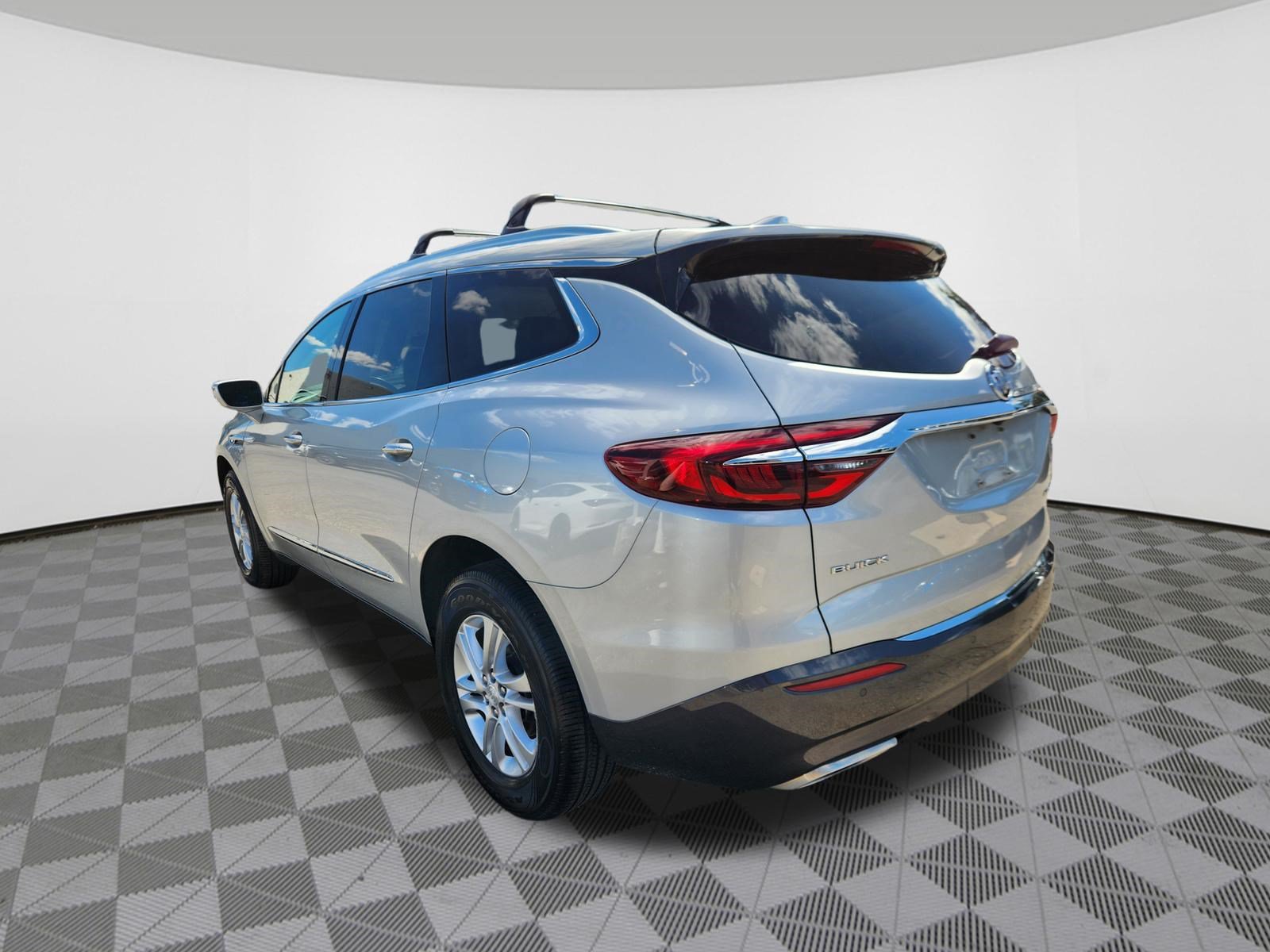 Used 2018 Buick Enclave Essence FWD image 3