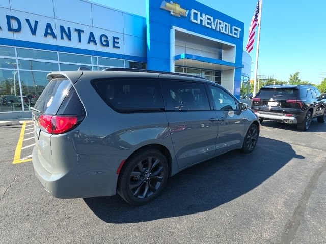 Used 2020 Chrysler Pacifica Touring-L w/ S Appearance Package FWD image 4
