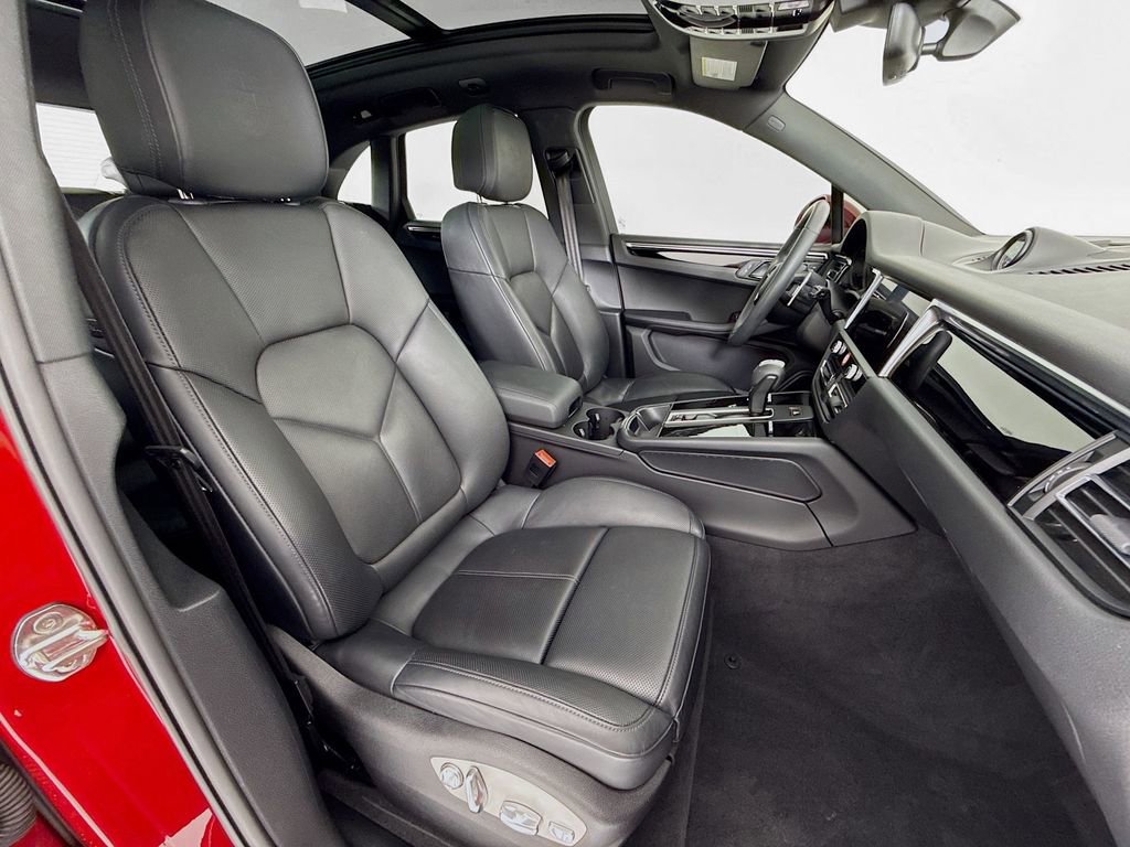Certified 2025 Porsche Macan AWD/4WD image 32