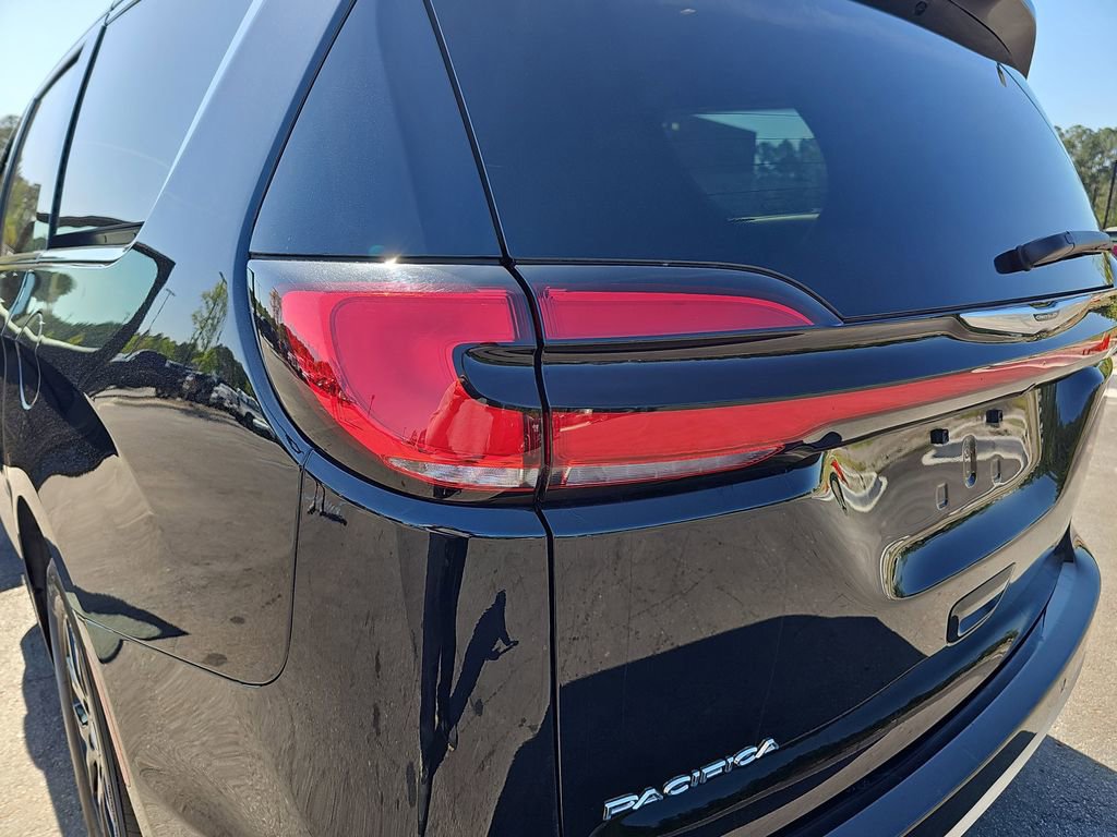 Used 2025 Chrysler Pacifica Select image 37