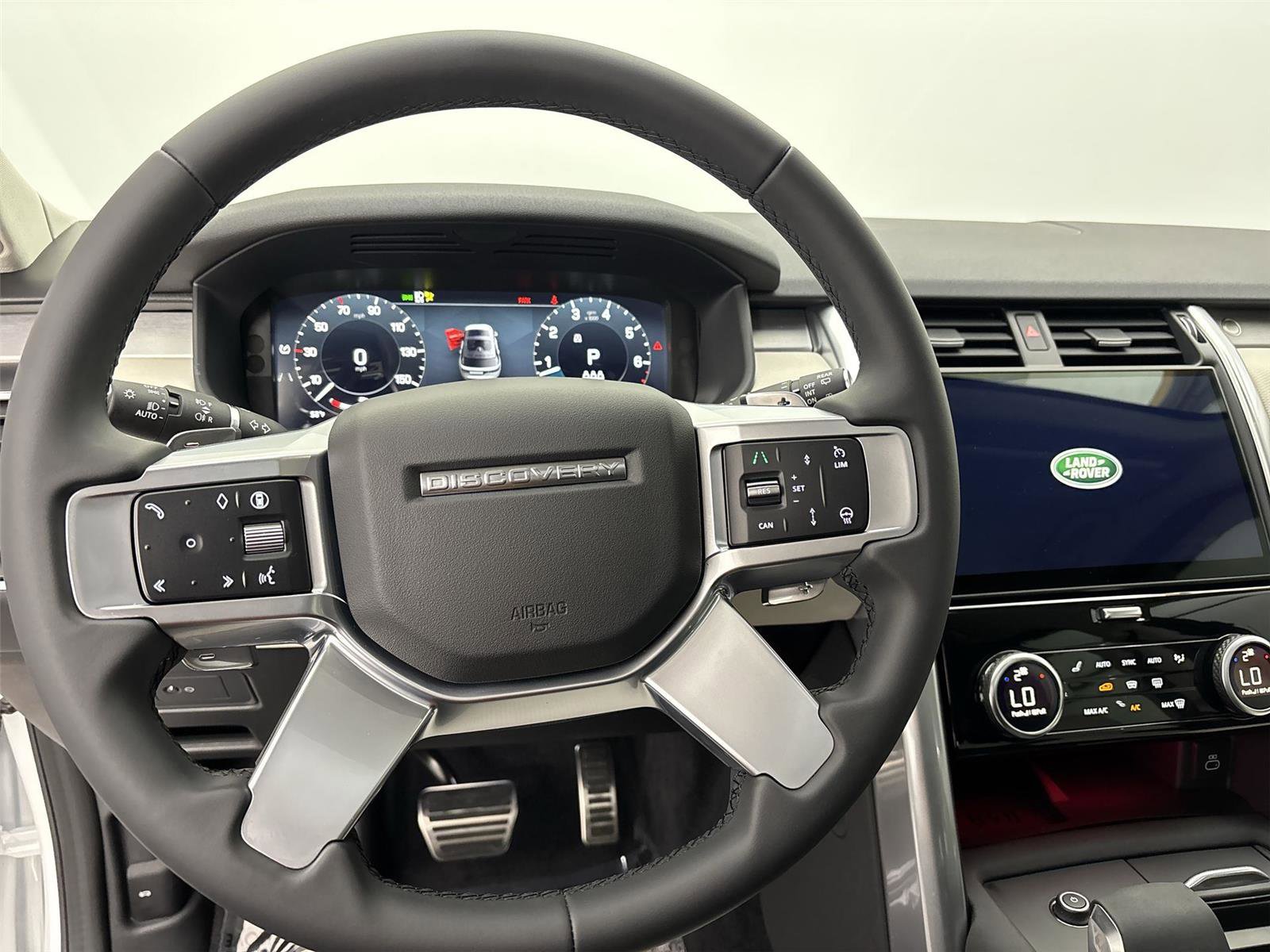 Used 2025 Land Rover Discovery Dynamic SE AWD/4WD image 22