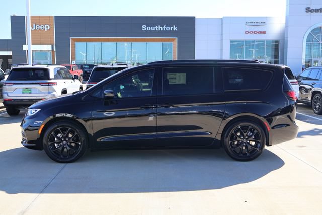 New 2026 Chrysler Pacifica Limited w/ Uconnect Theater Family Group FWD image 4