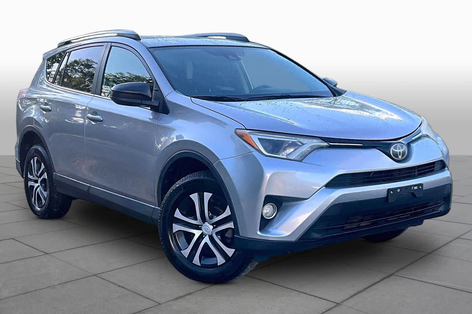 Used 2018 Toyota RAV4 LE FWD image 3