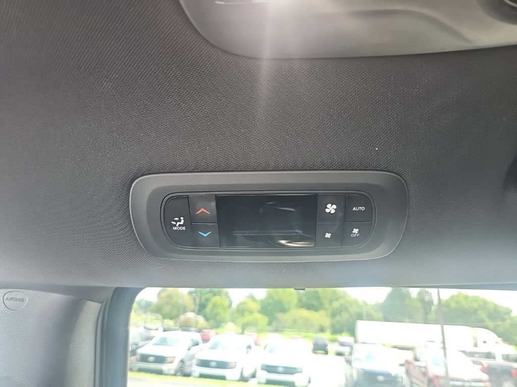 Used 2025 Chrysler Pacifica Select FWD image 14
