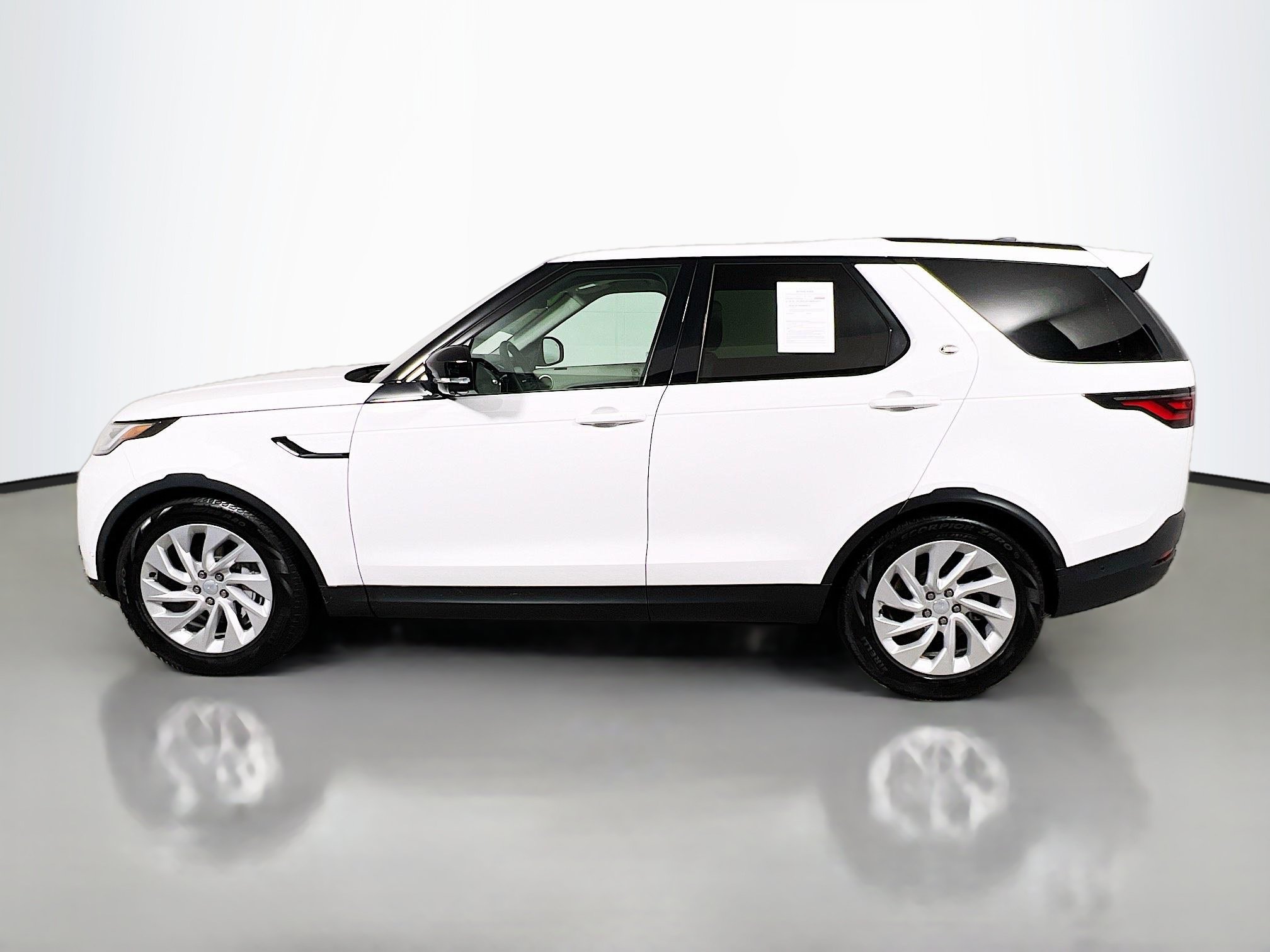 Used 2025 Land Rover Discovery S AWD/4WD image 9