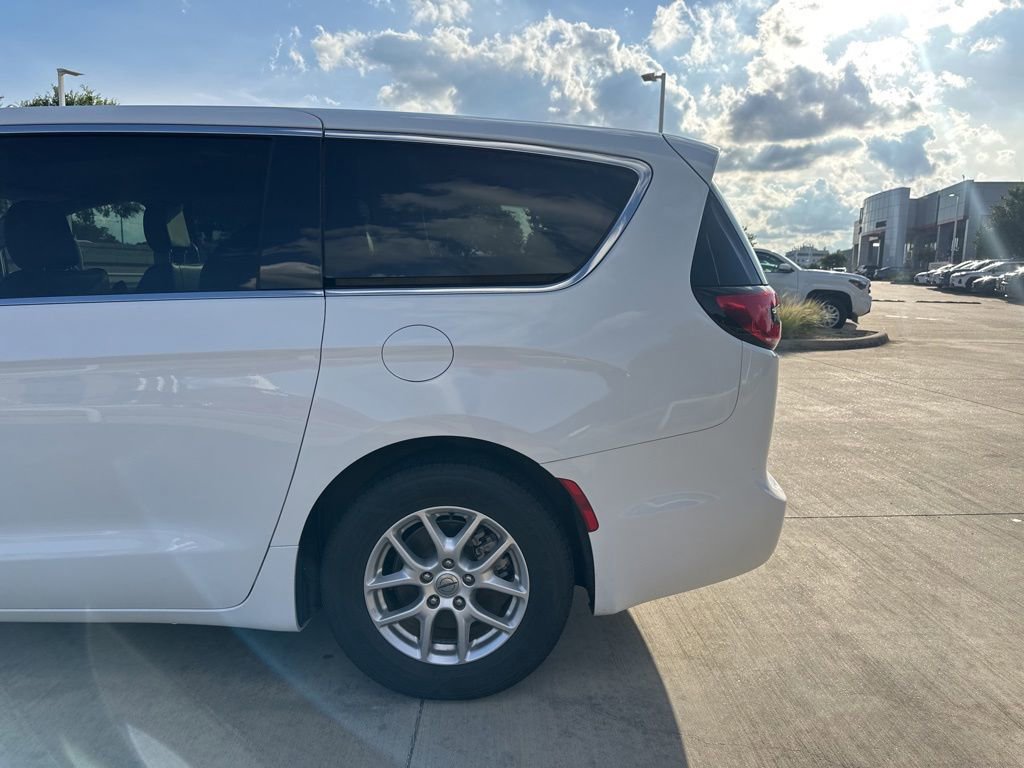 Used 2023 Chrysler Pacifica Touring-L FWD image 3