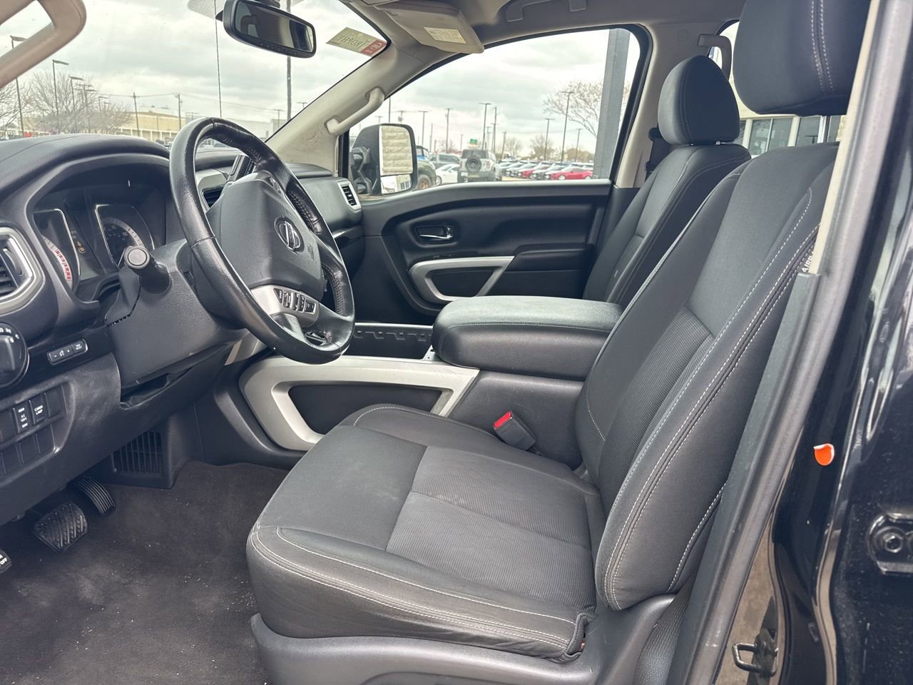 Used 2018 Nissan Titan SV w/ SV Convenience Package RWD image 6