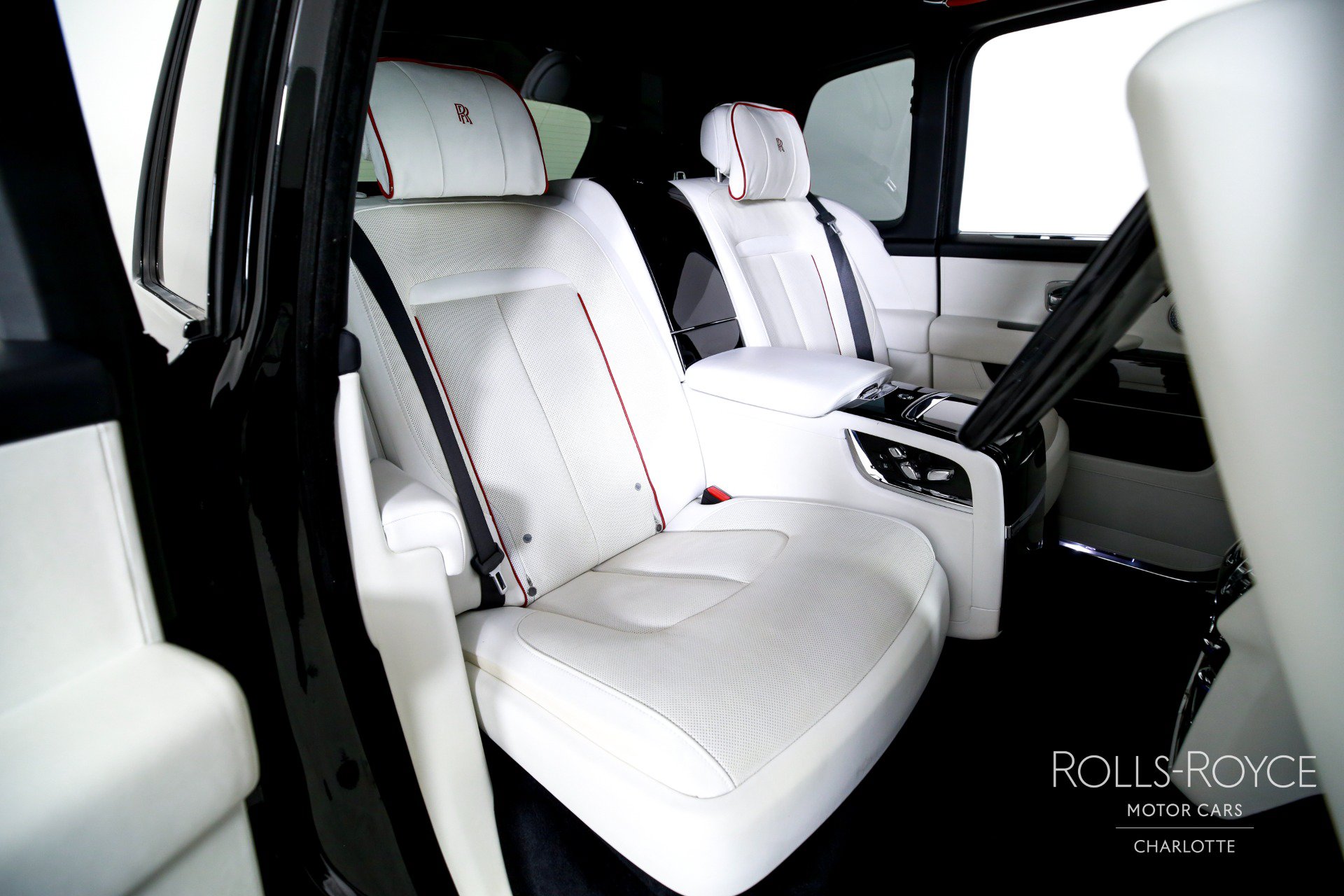 Used 2021 Rolls-Royce Cullinan Black Badge AWD/4WD image 31