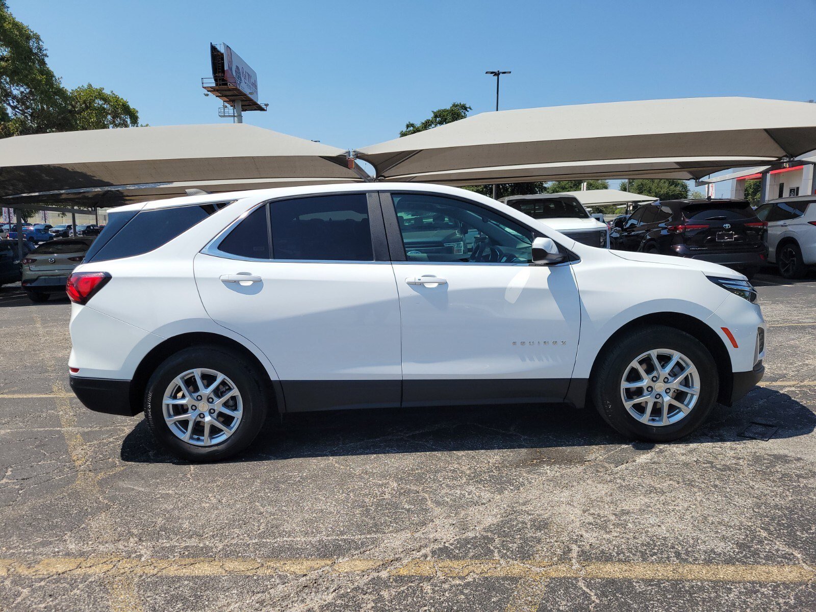 Used 2024 Chevrolet Equinox LT image 2