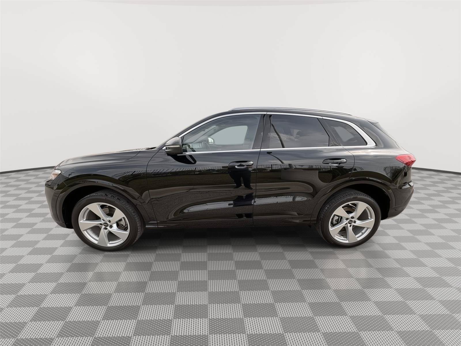 Used 2025 Audi Q5 Premium Plus w/ Premium Plus AWD/4WD image 2