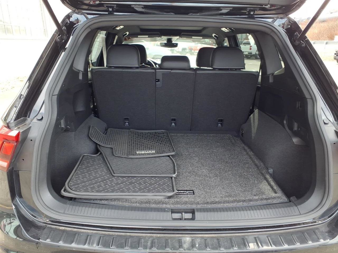 Used 2023 Volkswagen Tiguan SE R-Line image 11