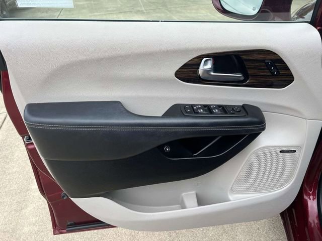 Used 2022 Chrysler Pacifica Limited image 8