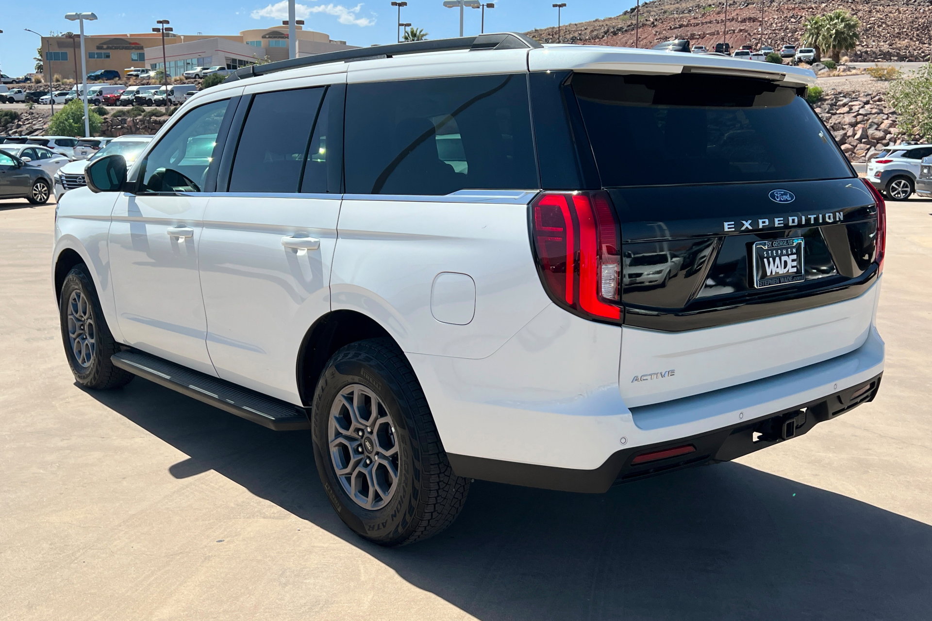 Used 2025 Ford Expedition Active AWD/4WD image 3
