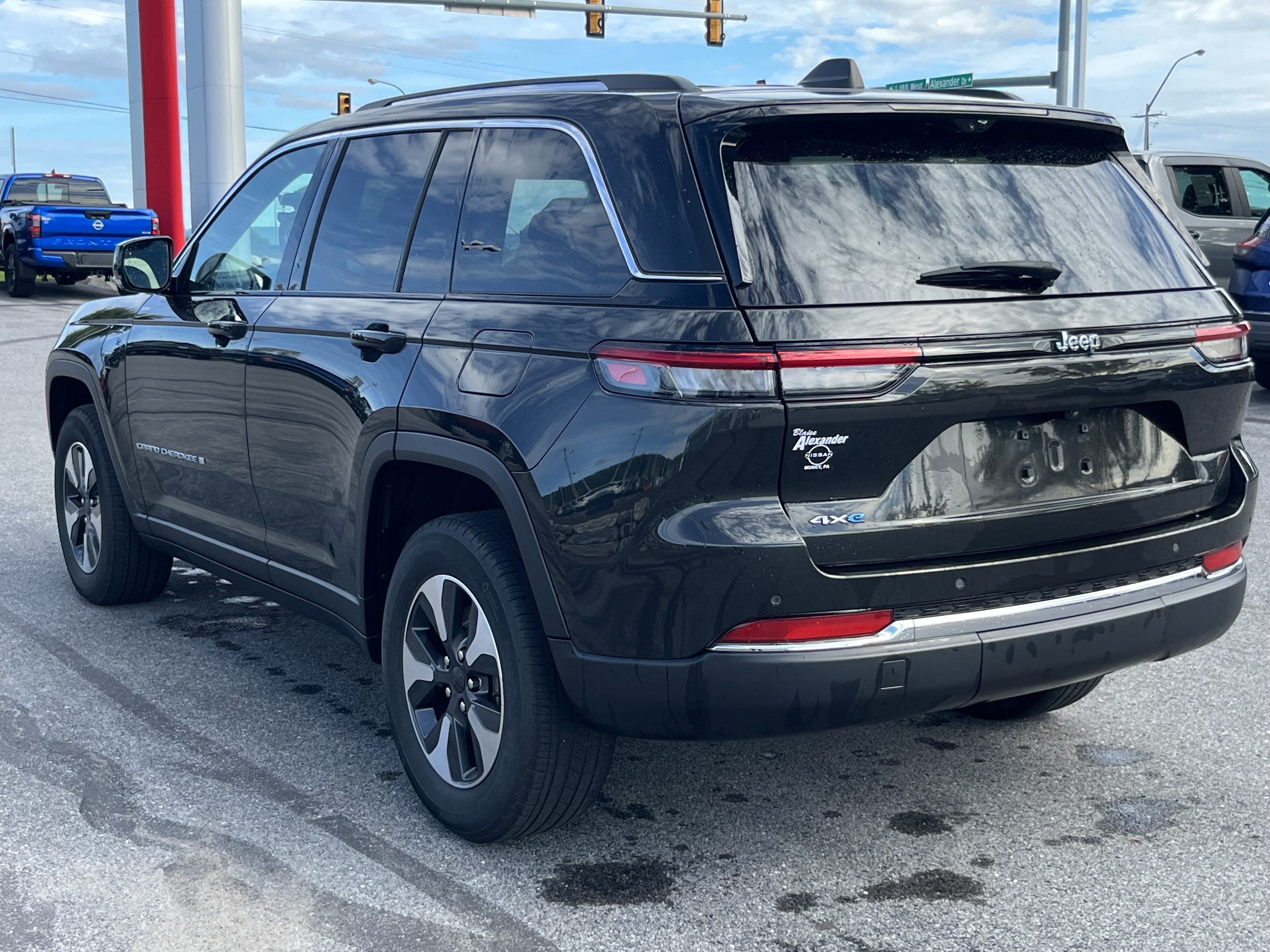 Used 2023 Jeep Grand Cherokee 4WD 4xe w/ Luxury Tech Group II image 9