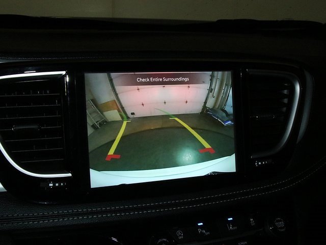 Used 2025 Chrysler Pacifica Limited image 20