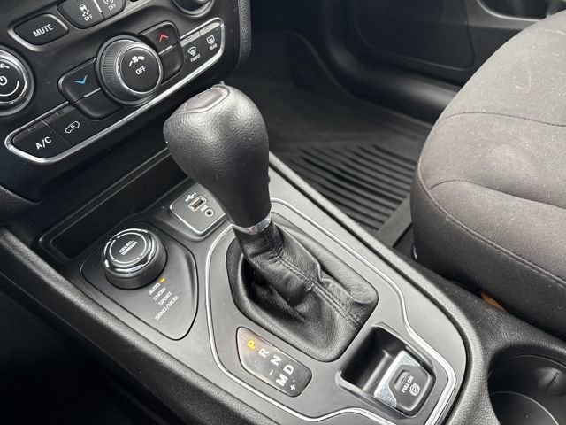 Used 2021 Jeep Cherokee Latitude w/ Mopar Interior Package AWD/4WD image 21