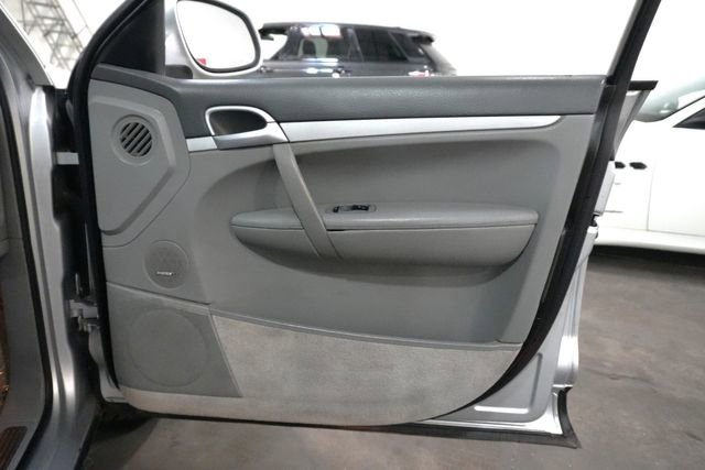 Used 2004 Porsche Cayenne S image 21