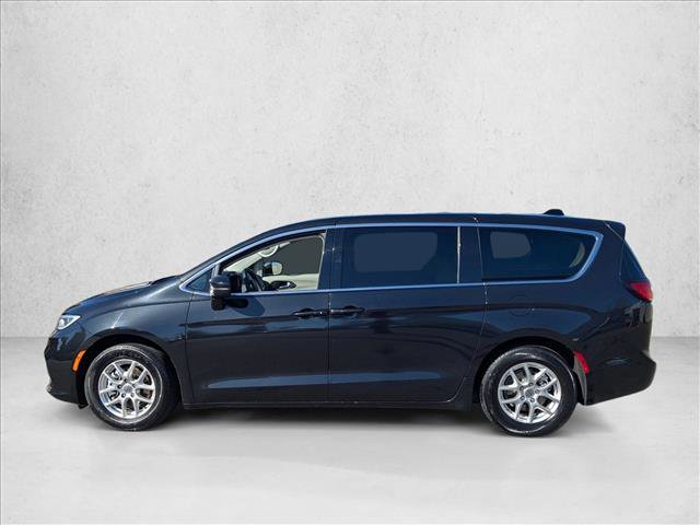 Used 2023 Chrysler Pacifica Touring-L image 9