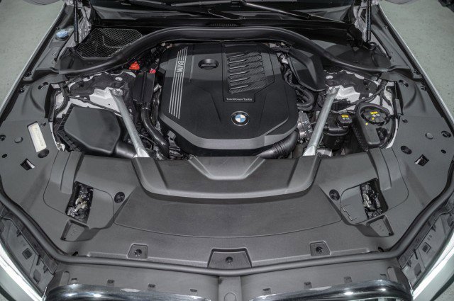 Used 2021 BMW 740i w/ M Sport Package RWD image 22