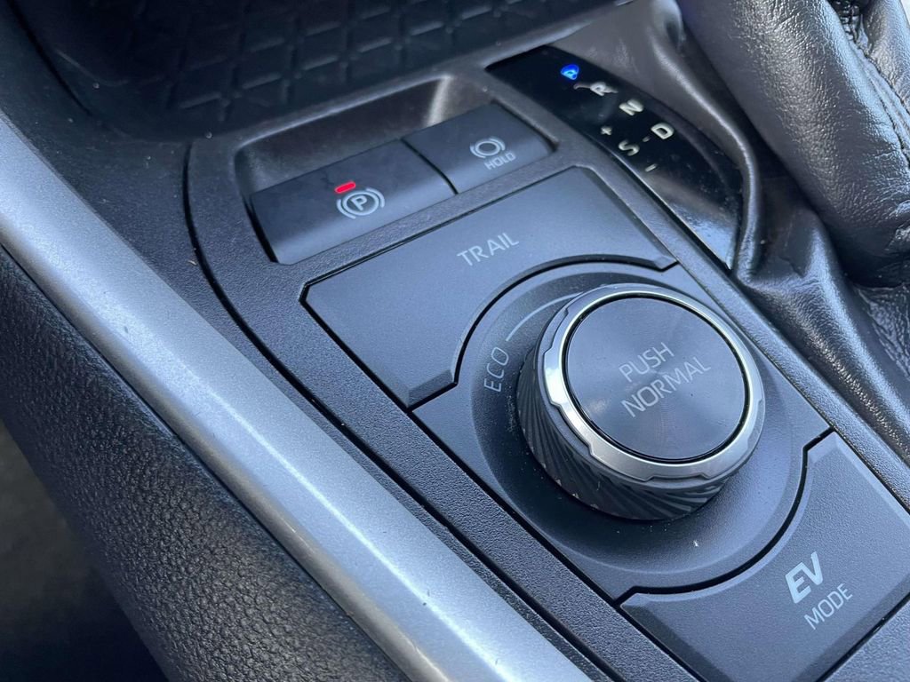 Used 2024 Toyota RAV4 LE image 39