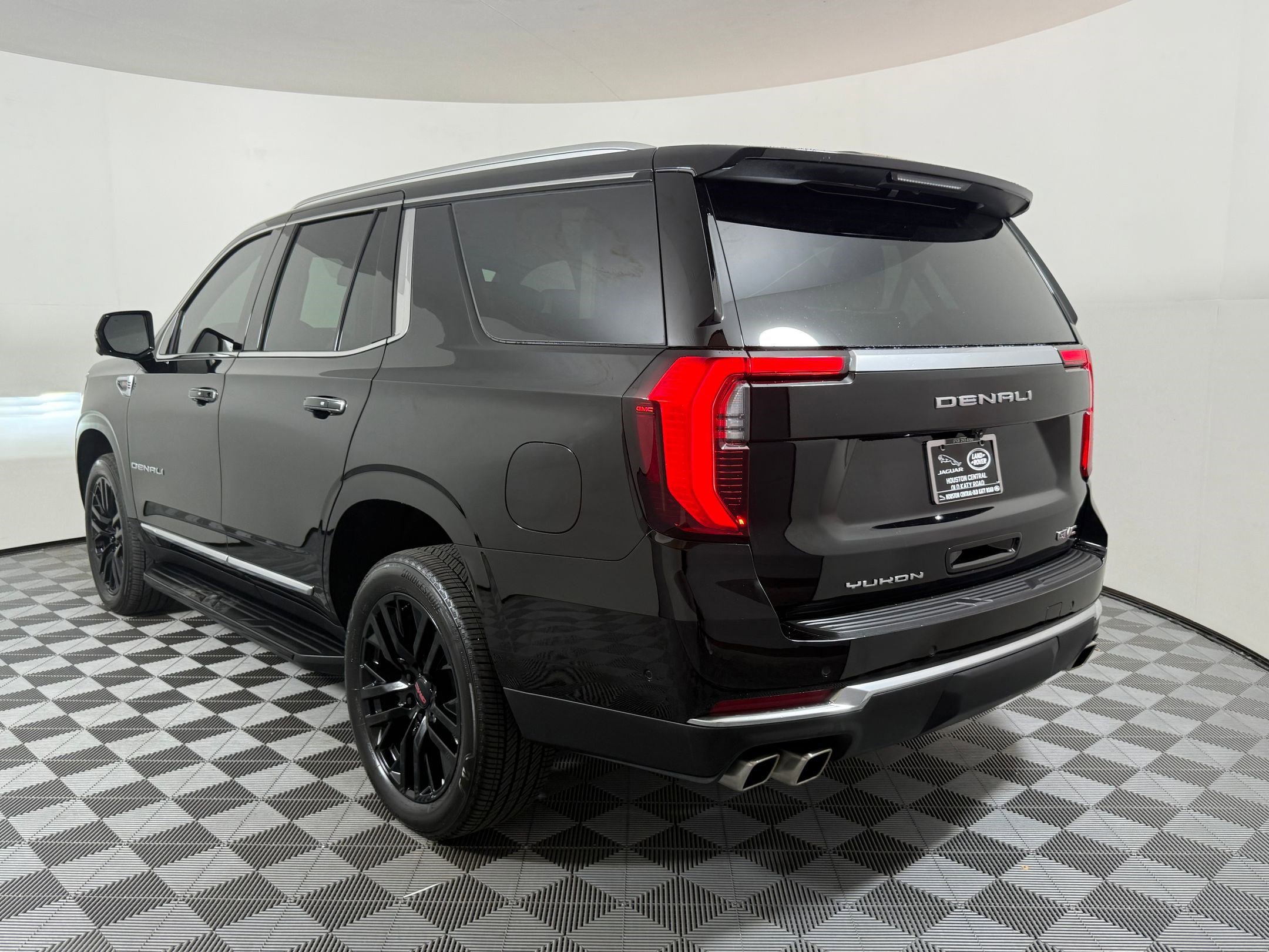 Used 2025 GMC Yukon Denali w/ LPO, Floor Liner Package image 3