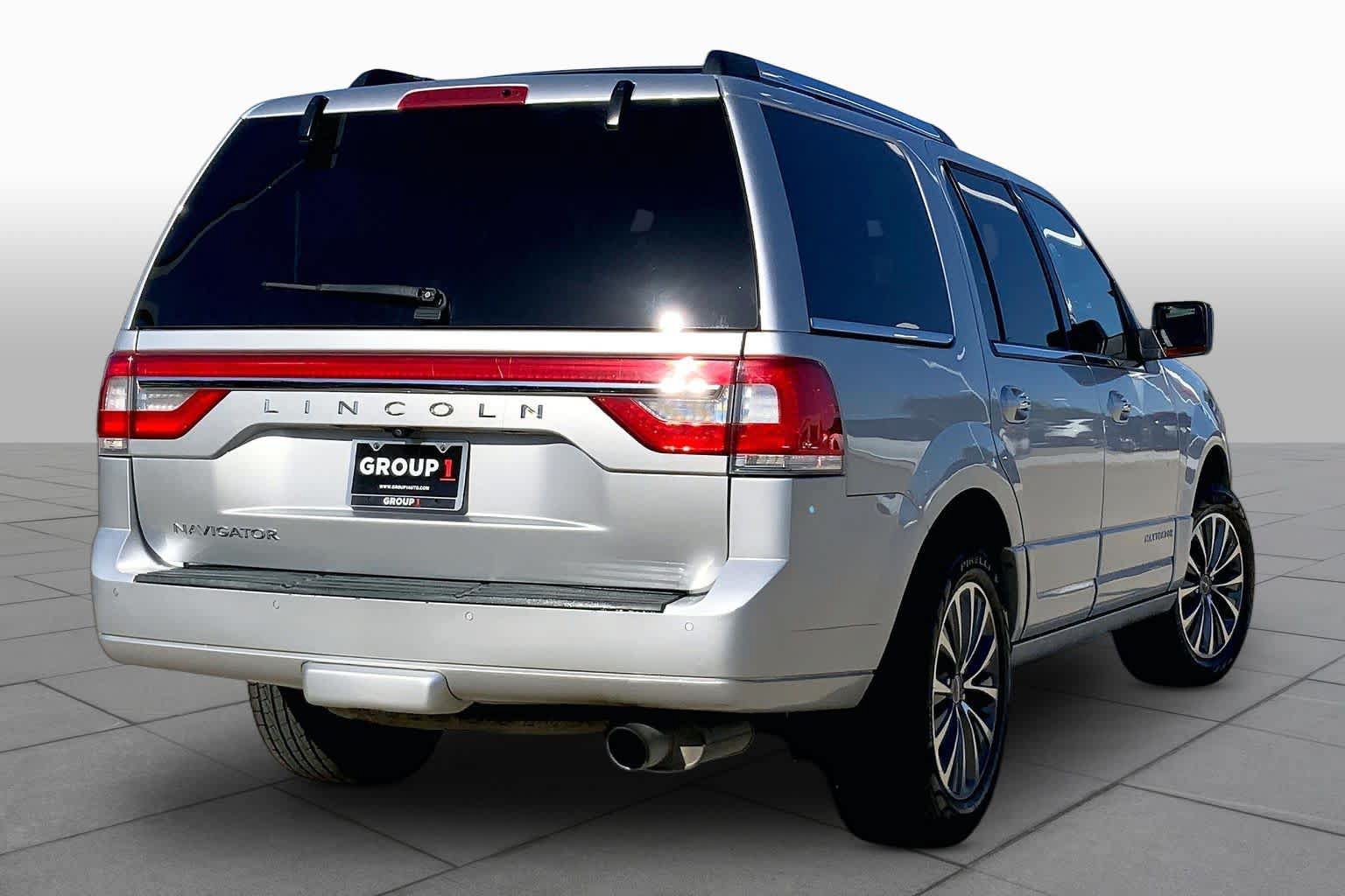 Used 2017 Lincoln Navigator Select RWD image 13