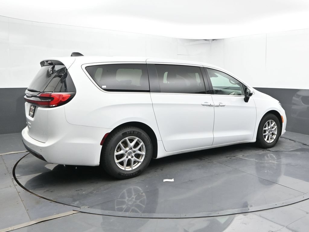 Used 2023 Chrysler Pacifica Touring-L FWD image 2