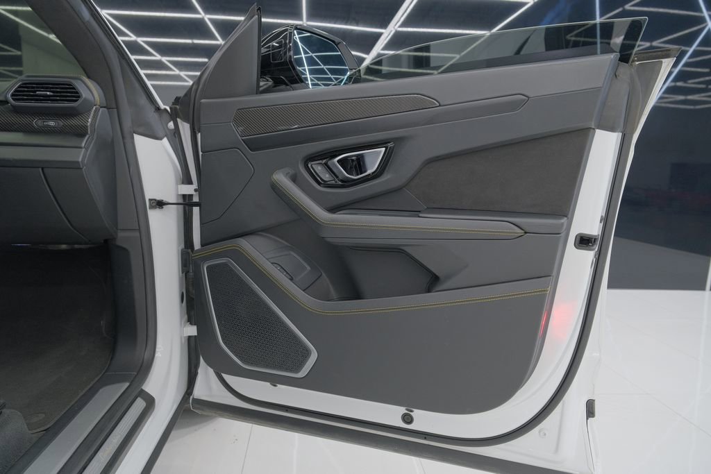 Used 2021 Lamborghini Urus image 44