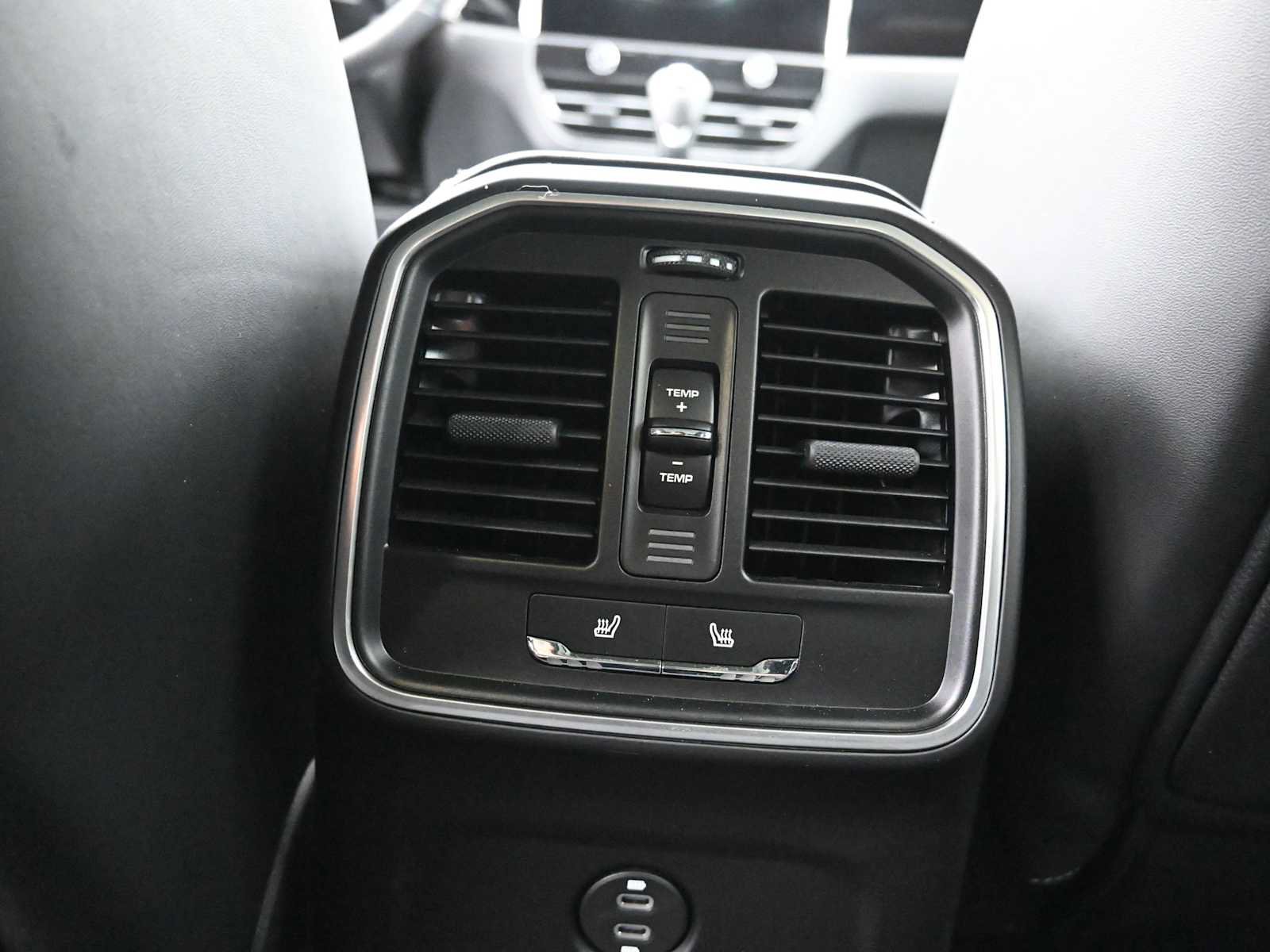 Certified 2025 Porsche Macan Turbo AWD/4WD image 8