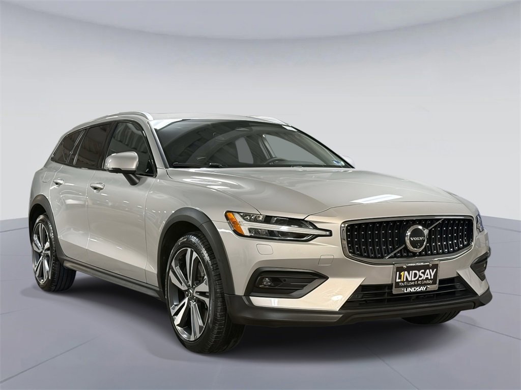 Used 2025 Volvo V60 B5 Cross Country Plus image 9