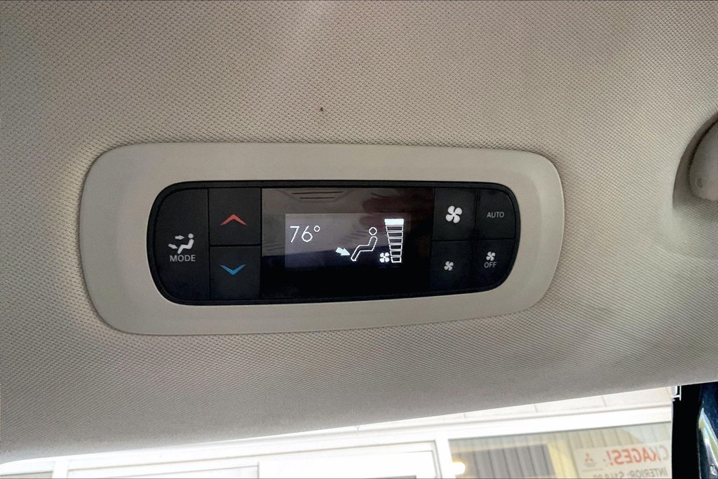 Used 2024 Chrysler Pacifica Touring-L FWD image 16