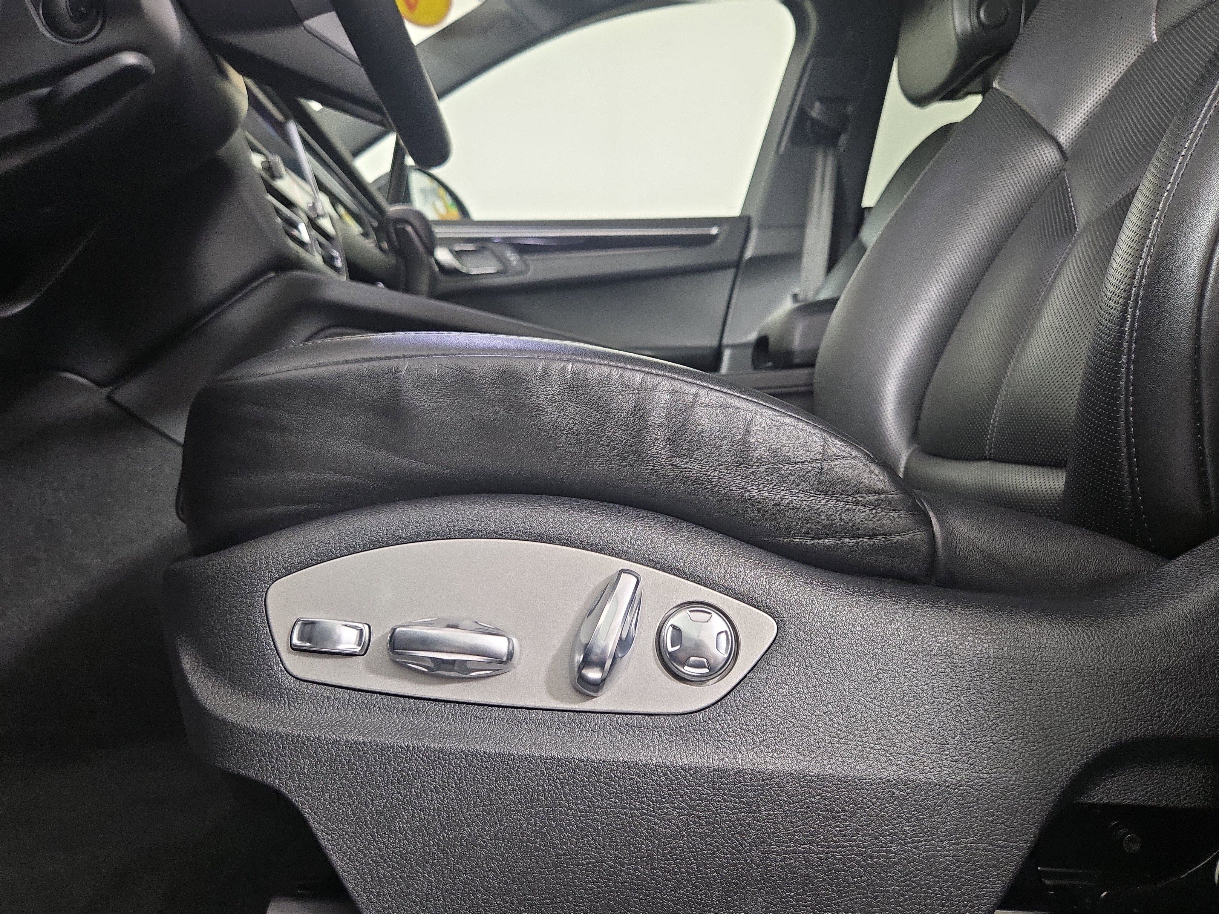 Used 2022 Porsche Macan image 30