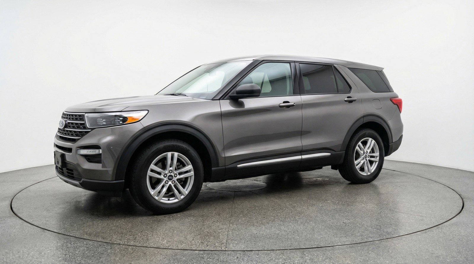 Used 2024 Ford Explorer XLT w/ Equipment Group 202A image 3