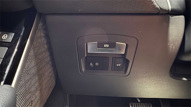 Used 2019 Land Rover Range Rover Velar R-Dynamic SE image 23