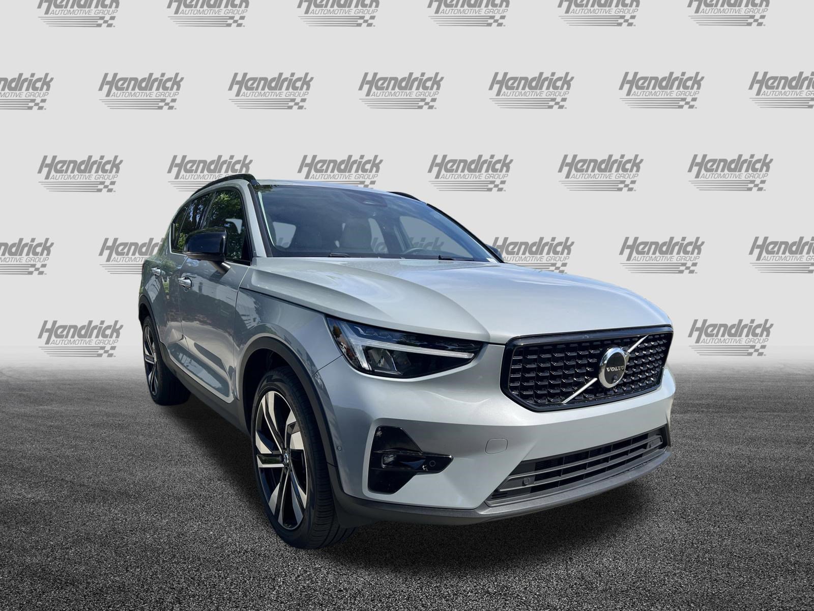 Used 2024 Volvo XC40 B5 Plus w/ Protection Package Premier AWD/4WD image 2
