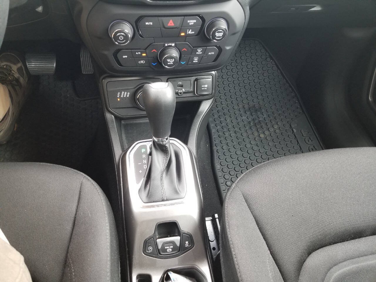 Certified 2022 Jeep Renegade Latitude w/ Convenience Group AWD/4WD image 19