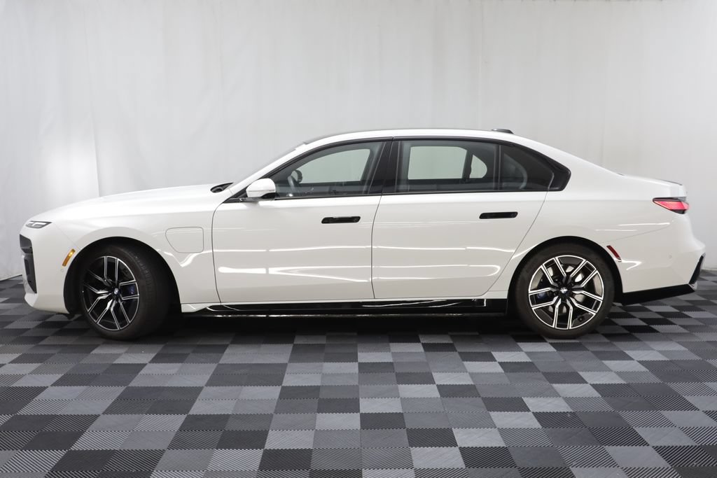 Used 2026 BMW 750e xDrive w/ Autobahn Package AWD/4WD image 4