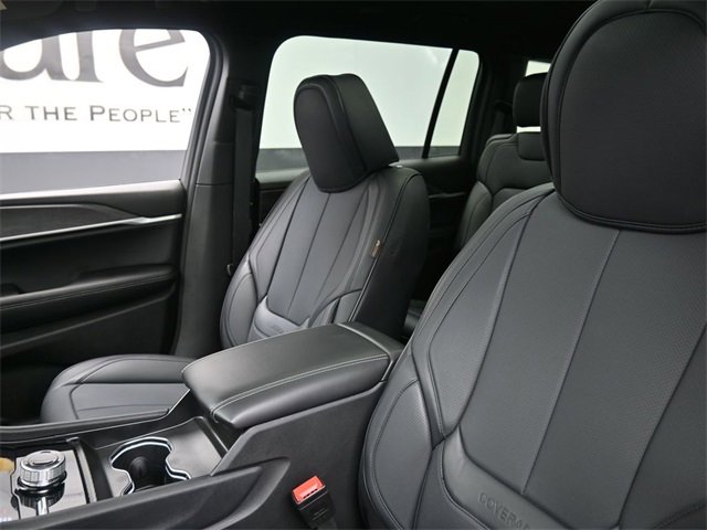 Used 2025 Jeep Grand Cherokee L Limited w/ Black Appearance Package image 16