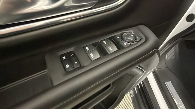 Used 2023 GMC Yukon SLT w/ SLT Luxury Package AWD/4WD image 10