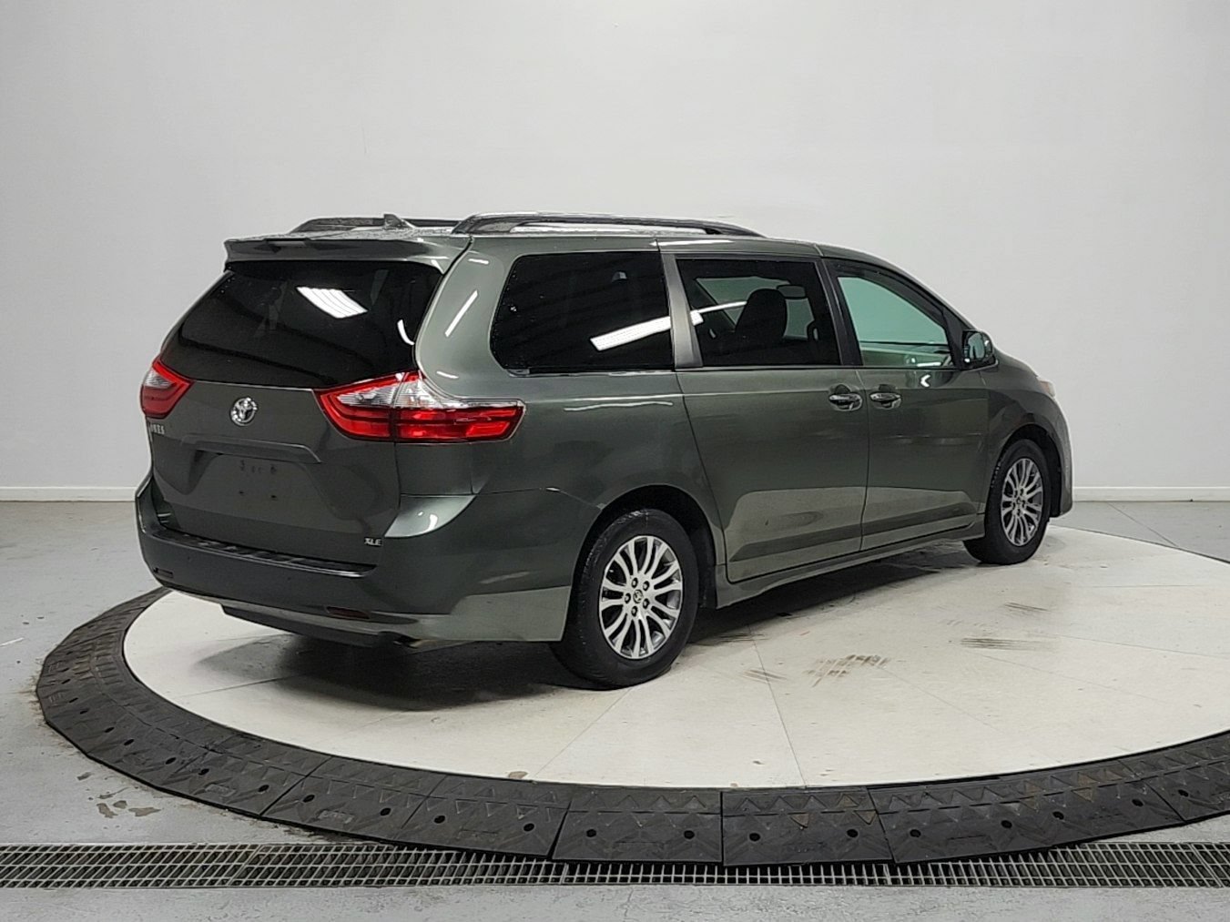 Used 2020 Toyota Sienna XLE Premium FWD image 8