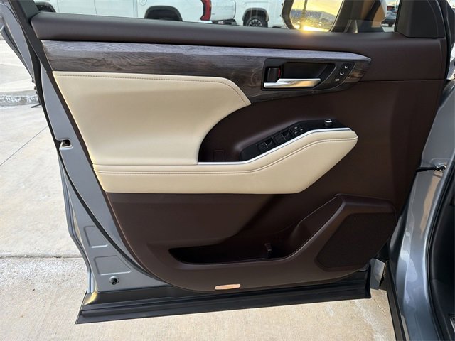 Certified 2022 Toyota Highlander Platinum image 9