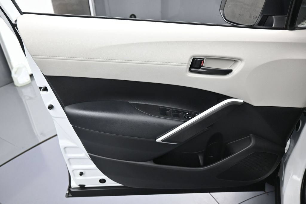 Used 2025 Toyota Corolla Cross LE FWD image 13