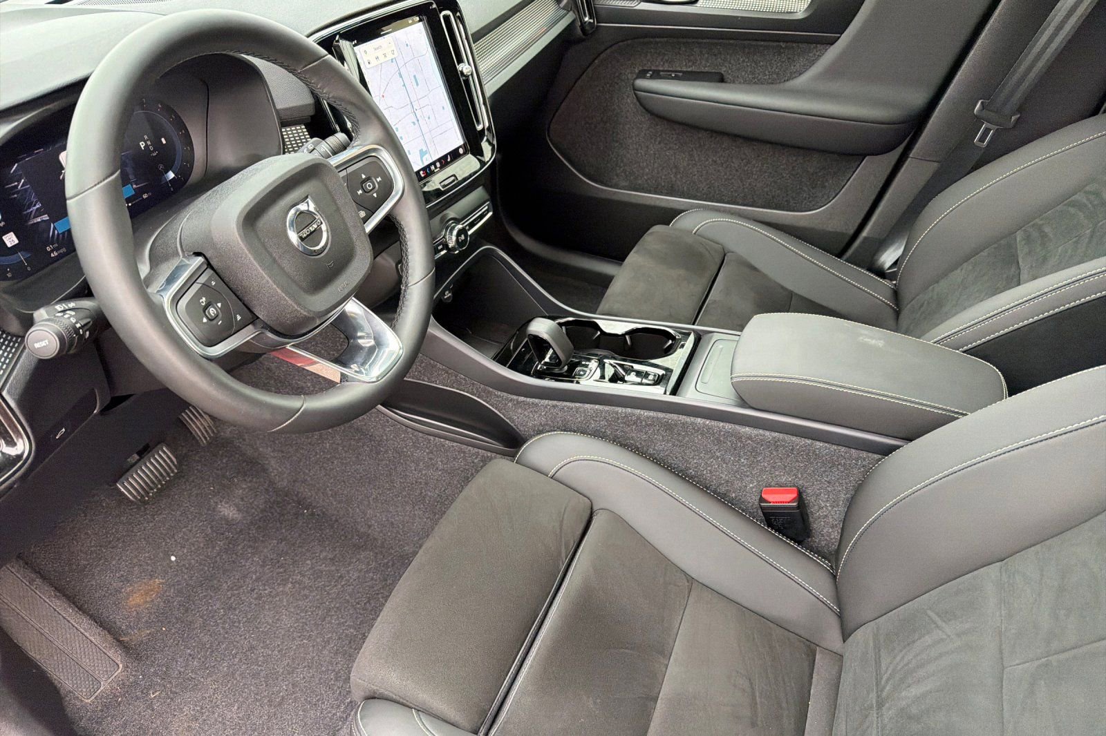 Used 2025 Volvo XC40 B5 Ultra w/ Climate Package image 10