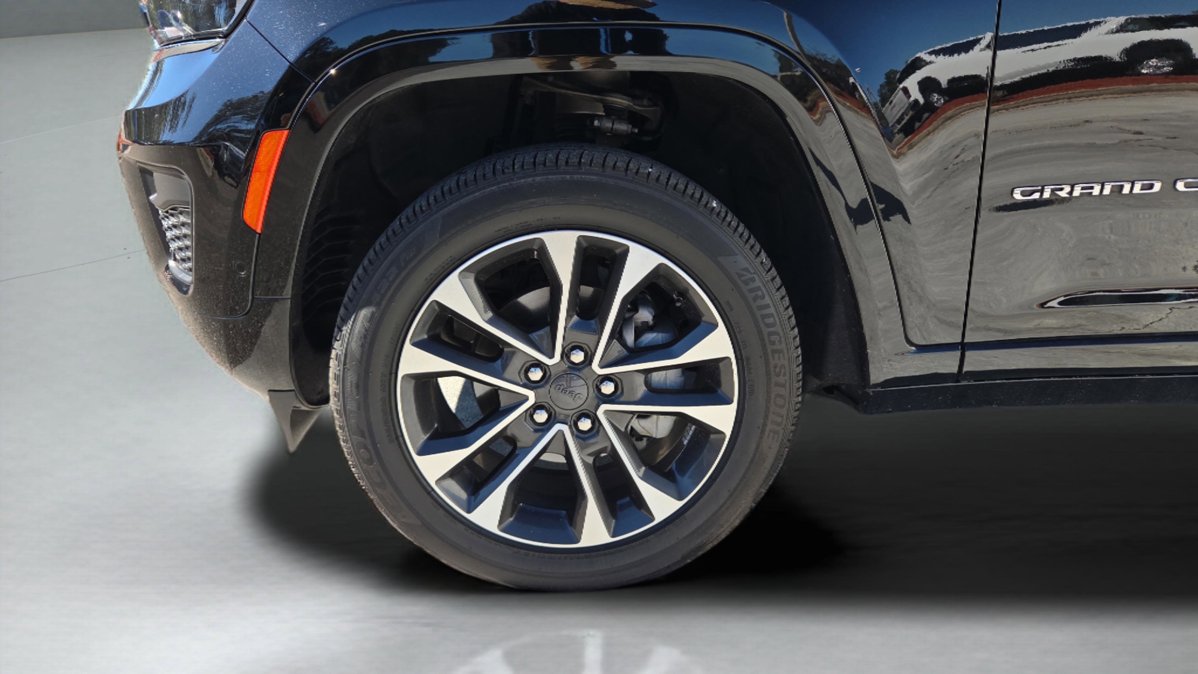 Used 2023 Jeep Grand Cherokee Overland w/ Adv Protech Group III image 22