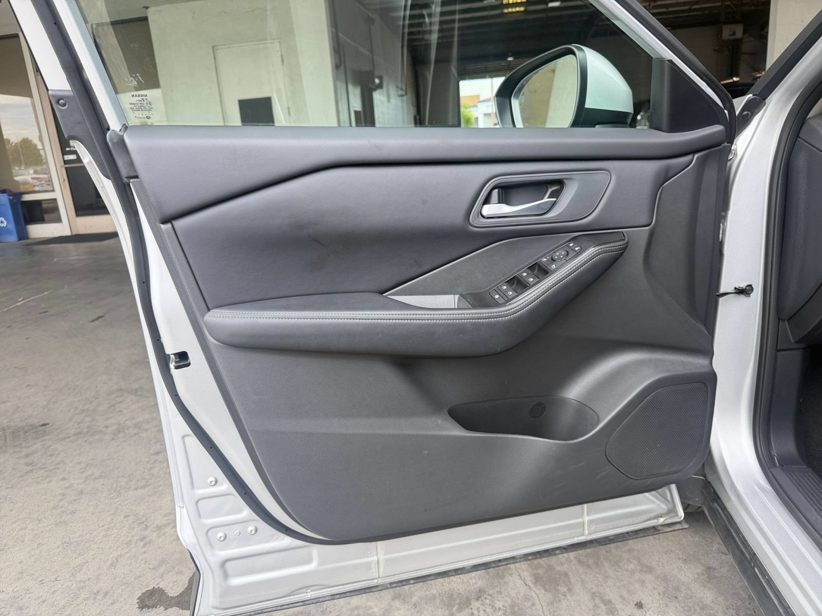 Used 2025 Nissan Rogue SV FWD image 18