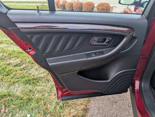 Used 2018 Ford Taurus Limited image 12