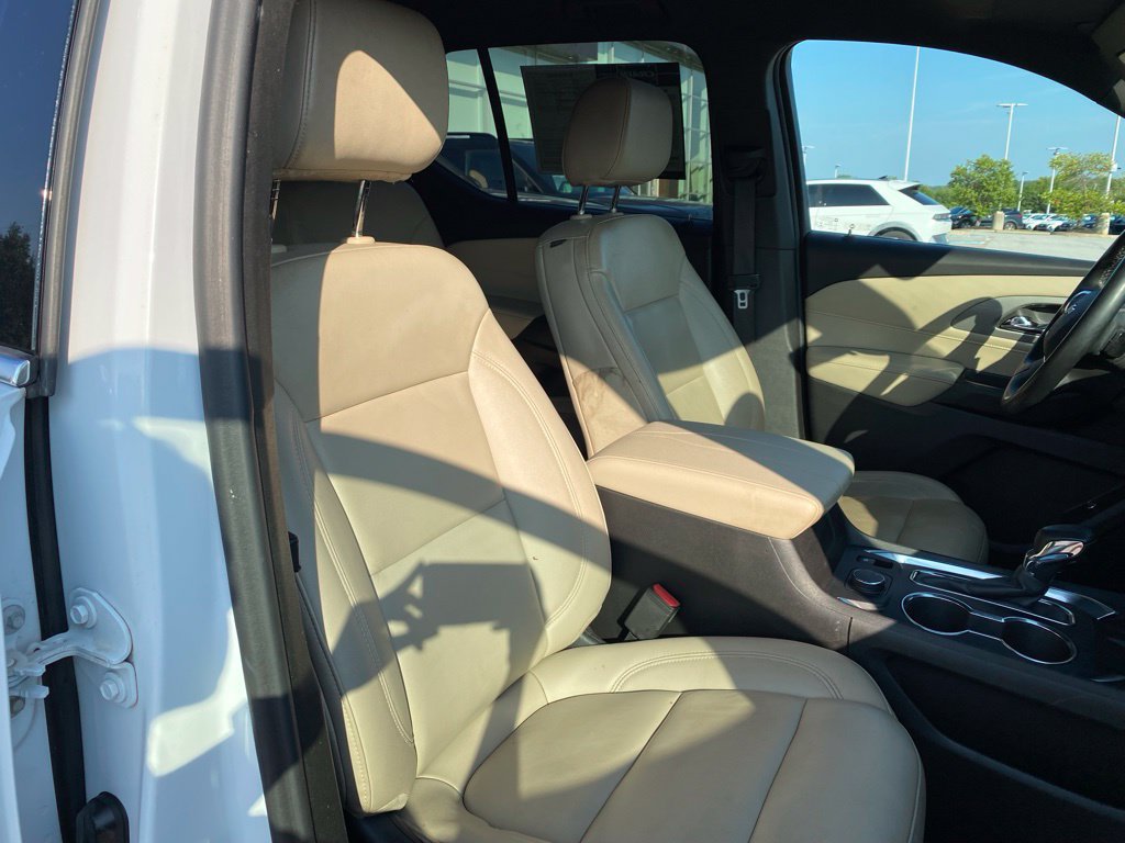 Used 2023 Chevrolet Traverse LT w/ Rear Camera Mirror Package FWD image 31